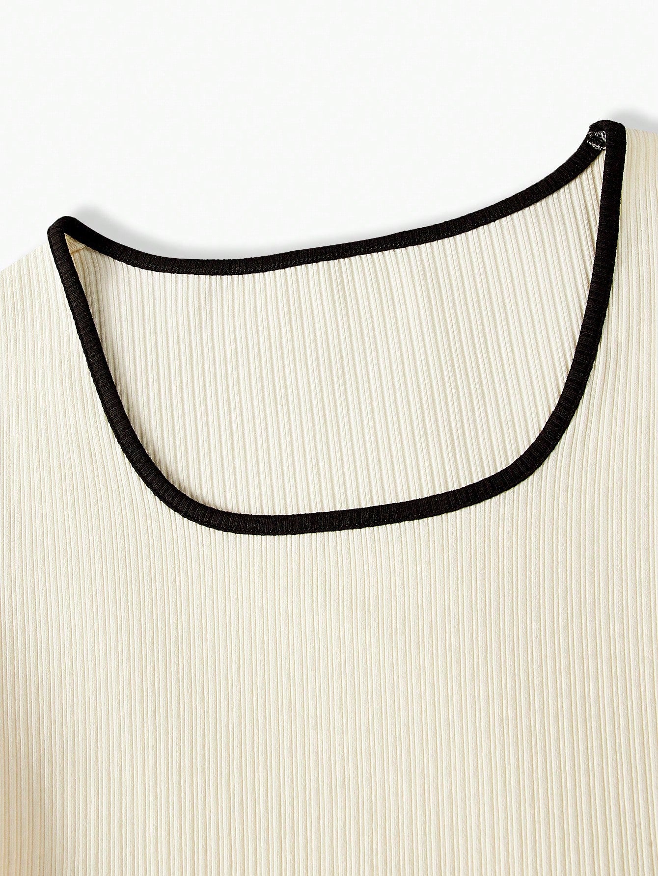 Camiseta Belle - Camiseta Simples com Acabamento em Contraste Canelado